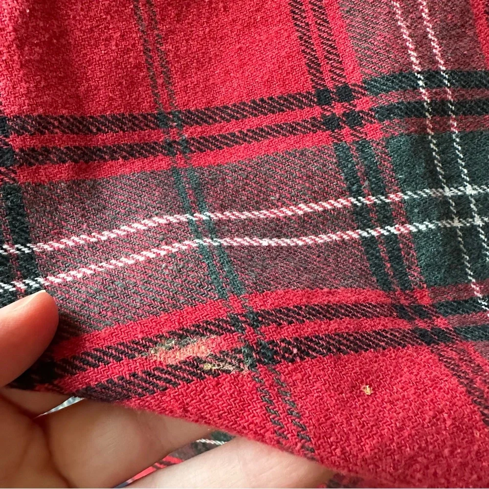 PREOWNED CHRISTMAS WILLIAMS SONOMA TARTAN RED PLAID ROUND TABLE CLOTH 70” - Picture 6 of 7